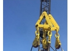 Универсальная траверса с дистанционной отцепкой крюков предназначена для стропов